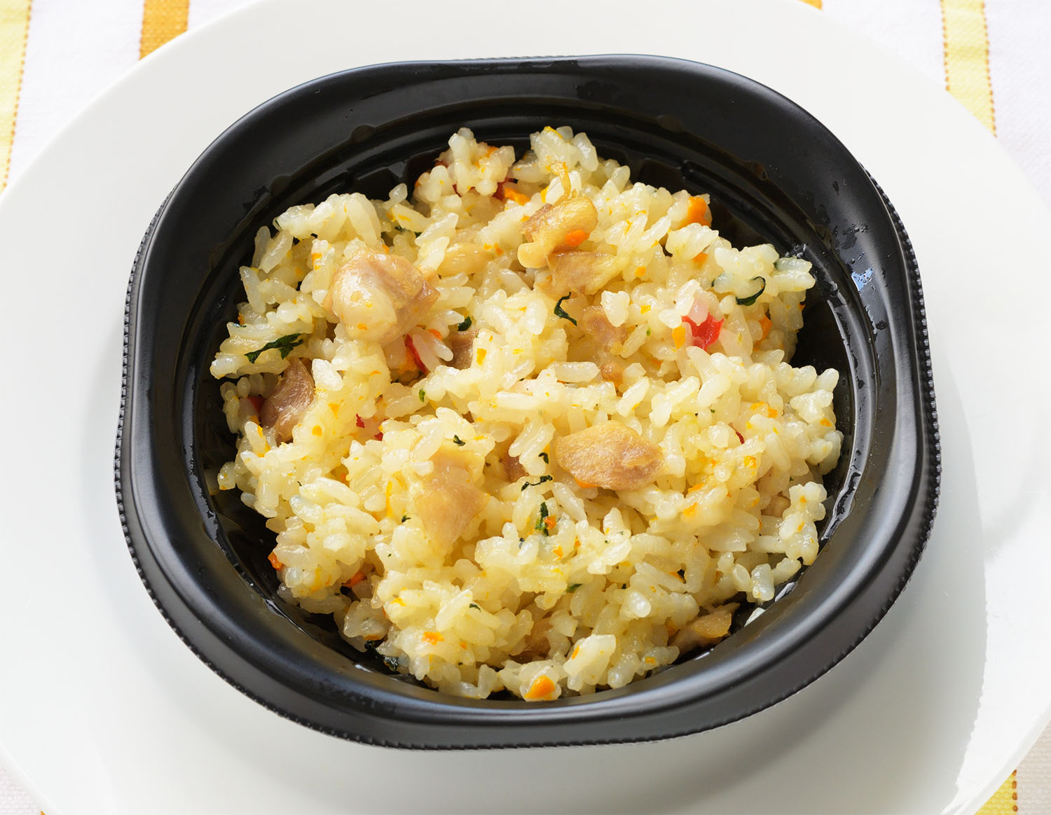 【冷凍】もぐもぐ工房の 彩りチキンピラフ 150g